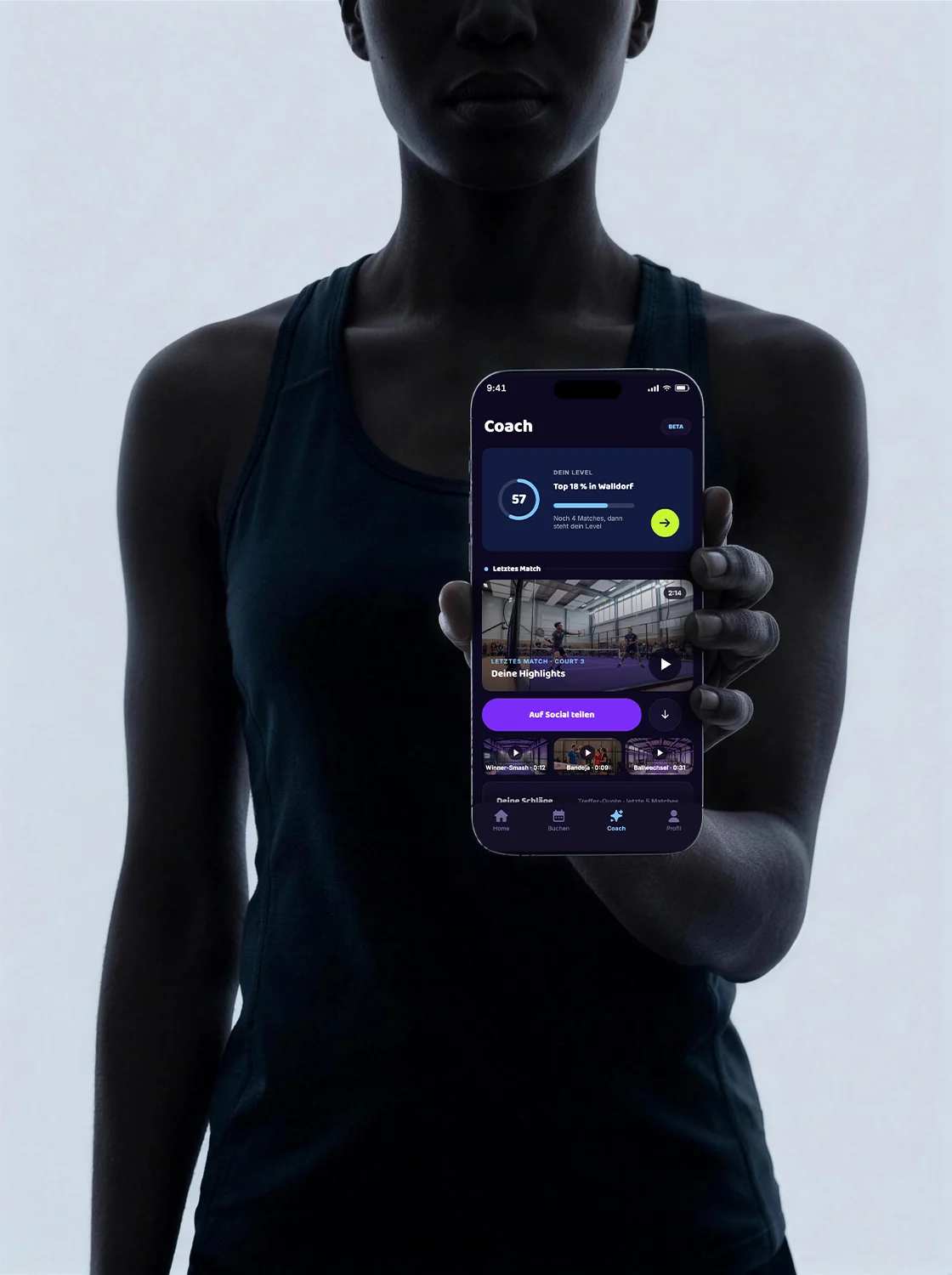 Spielerin hält das Handy mit der padelsmart-App